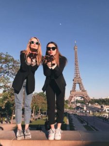 Deux femmes avec la Tour Eiffel à Paris